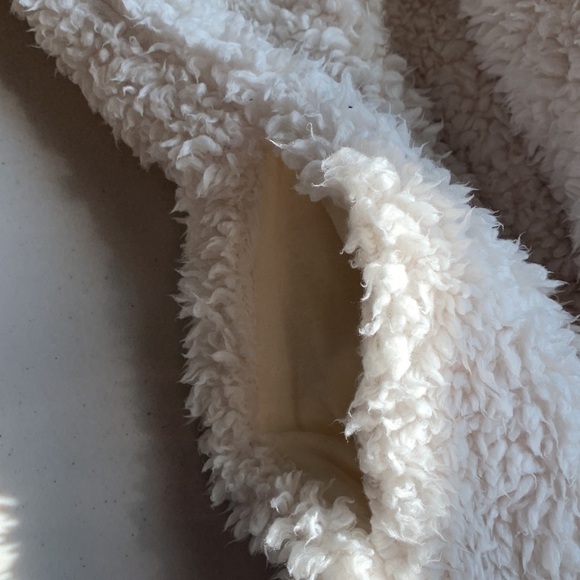 Aerie Sherpa Vest - Picture 15 of 15